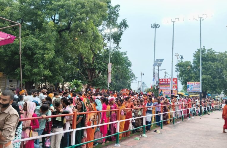सावन के चौथे सोमवार पर देवकली धाम में उमड़ा आस्था का सैलाब, ‘हर-हर महादेव’ के जयघोष से गूंजा परिसर