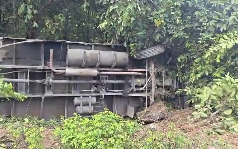 कोडरमा घाटी में ट्रेलर खाई में गिरा, तीन घायल