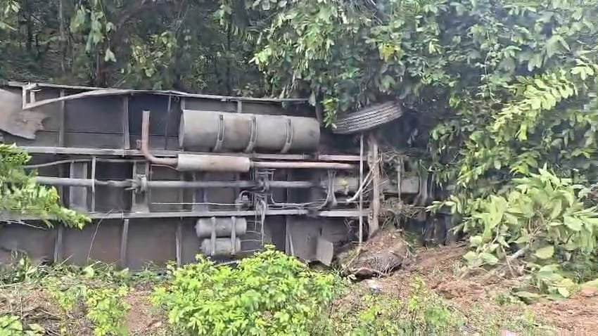 jh-traier-truck-in-to-gorge-in-kodarma-valley