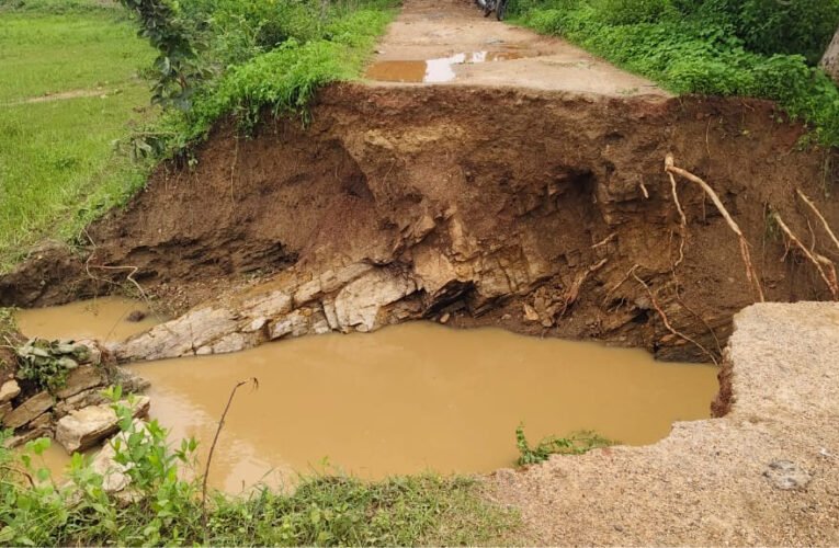 भारी बरसात से बही सड़क, बांध के टूटने से फसलों को नुकसान