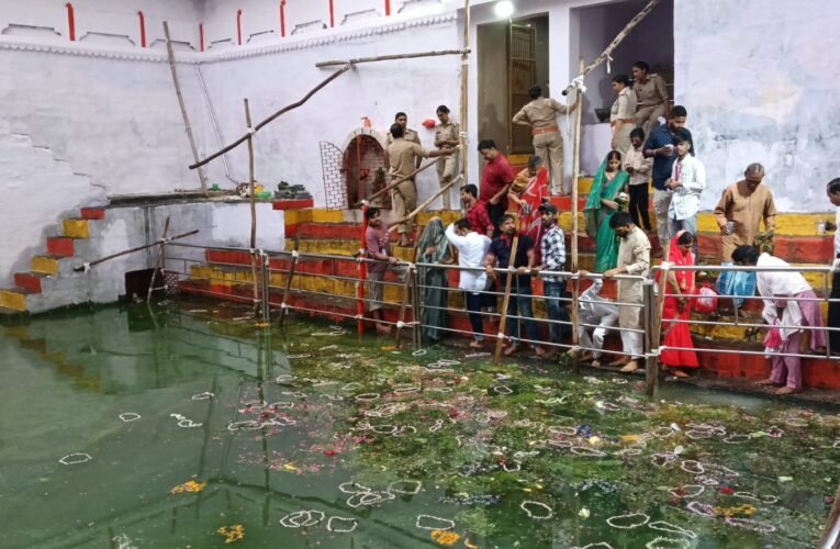 वाराणसी : नागपंचमी पर नागकूप में उमड़ा आस्था का सैलाब, नागेश्वर महादेव का किया जलाभिषेक