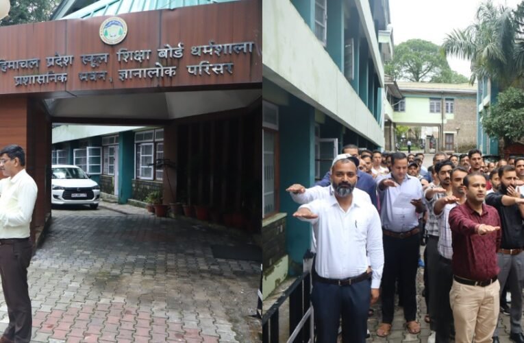 सद्भावना दिवस पर स्कूल शिक्षा बोर्ड में सचिव ने दिलाई शपथ