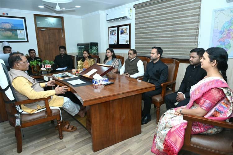 cg-cm-vishnudev-sai-met-trainee-deputy-collectors