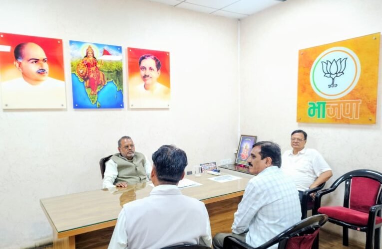 कार्यकर्ताओं की जनसमस्याएं सुन मंत्री कुशवाह ने दिए त्वरित निराकरण के निर्देश