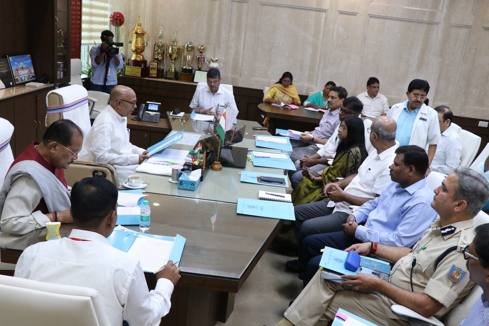 jh-assembly-speaker-holds-meeting-regarding-sessio