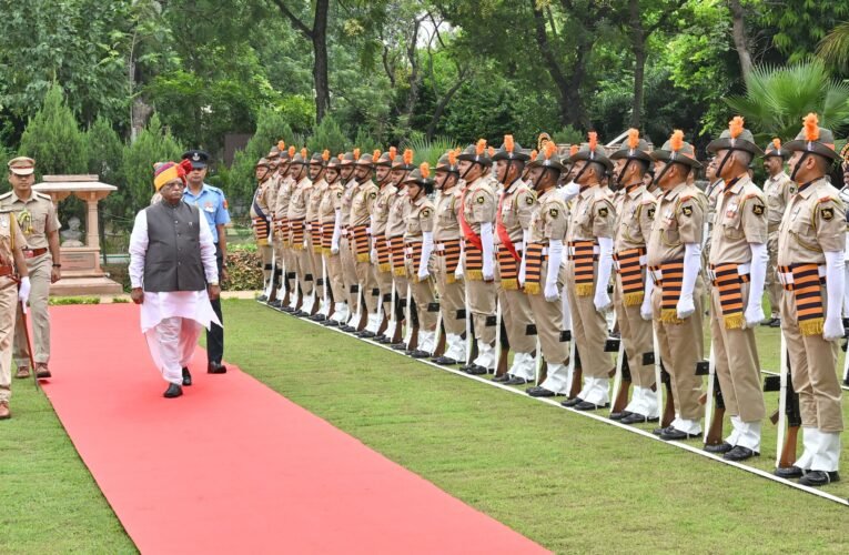 लोकभवन में शान से लहराया तिरंगा, राज्यपाल बागडे ने दिलाया राष्ट्र निर्माण का संकल्प
