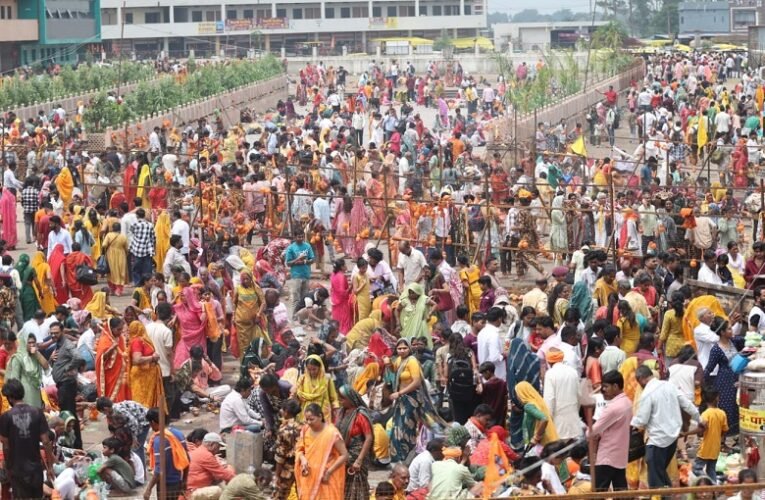 कुबेरेश्वरधाम पर उमड़ा आस्था का सैलाब, हरिद्वार से गंगाजल लेकर पहुंचे 100 से अधिक कांवड़िए