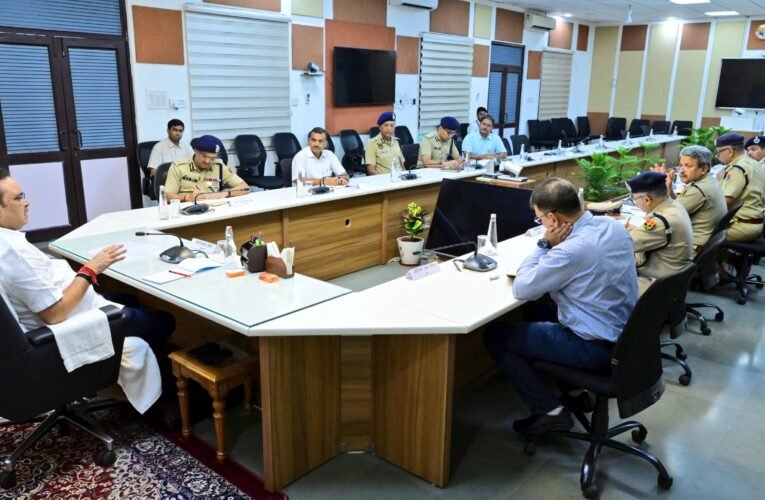 मुख्यमंत्री ने ली त्योहारी सीजन पर सुरक्षा व्यवस्था को लेकर समीक्षा बैठक