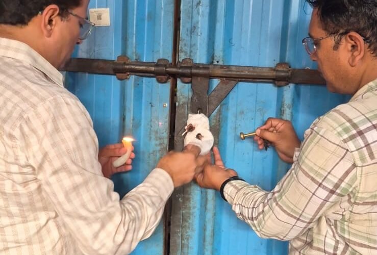 बिना लाइसेंस चल रही मिठाई निर्माण इकाई सीज कर की 275 किलो खाद्य सामग्री जब्त
