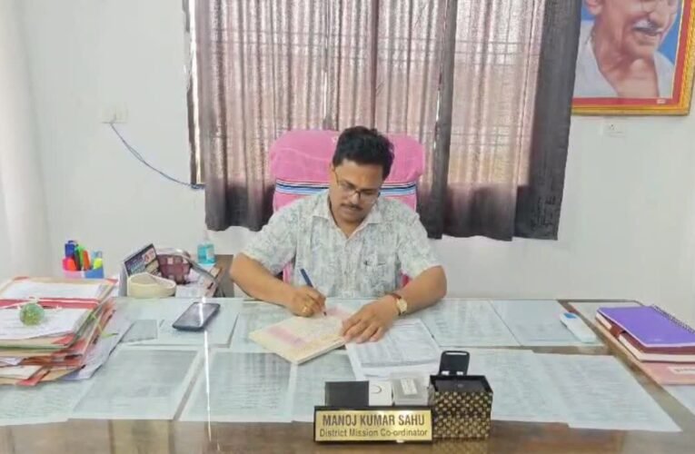 स्वामी आत्मानंद स्कूल में बच्चों से लगवाई झाड़ू, वीडियो वायरल होने के बाद शिक्षा विभाग ने जांच और कार्रवाई की बात कही