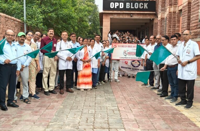 चिकित्सकों ने स्तनपान जागरूकता रैली निकाली