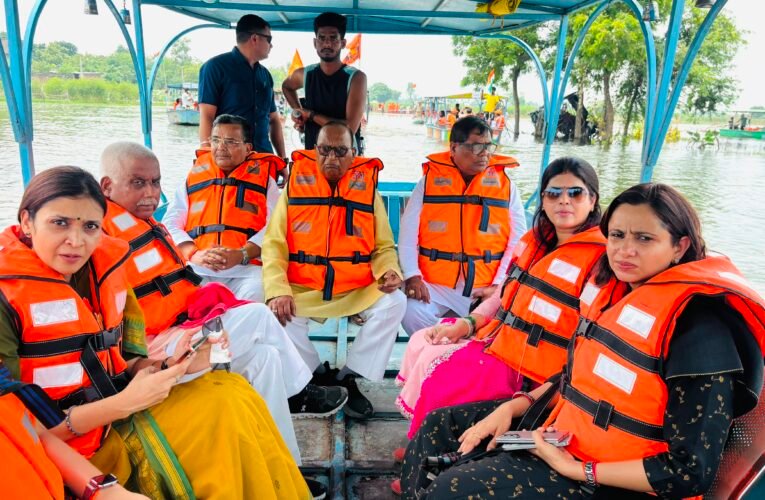 फर्रुखाबाद : नाव से बाढ़ पीड़ितों की सुध लेने पहुंचे प्रभारी मंत्री जयवीर सिंह
