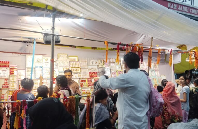 रक्षाबंधनः बारिश थमते ही बाजारों में उमड़ी भीड़; जेल में बहनों को भाइयों से मिलाने की व्यवस्था