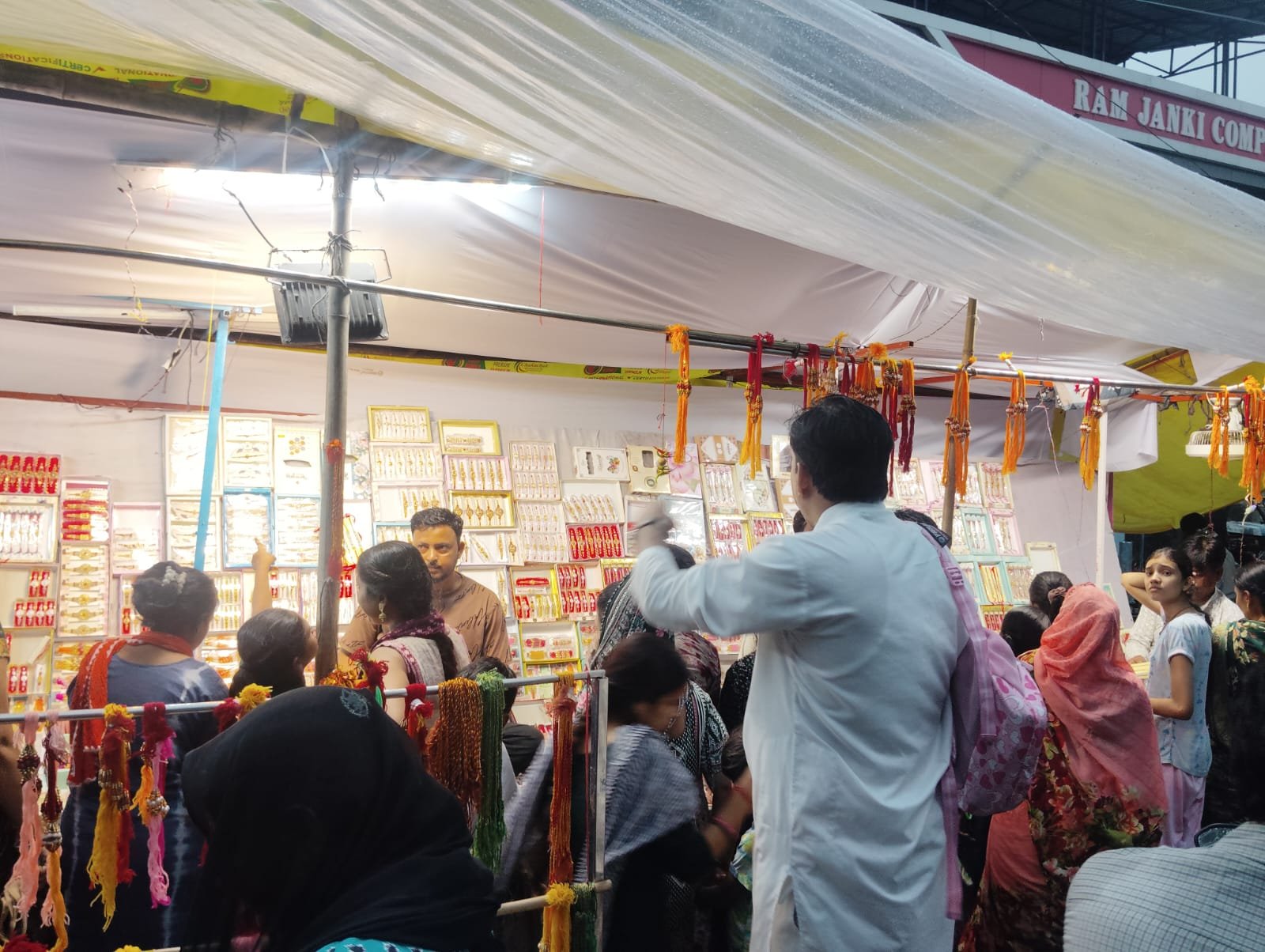 raksha-bandhan-is-today-crowd