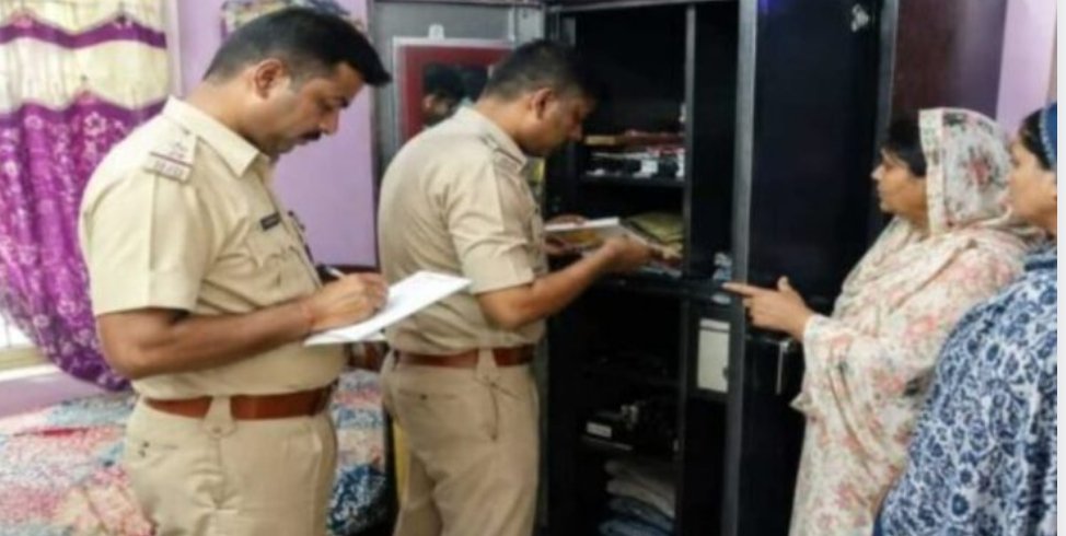 jh-jewelry-worth-15-lakhs-missing-from-wardrobe-lo