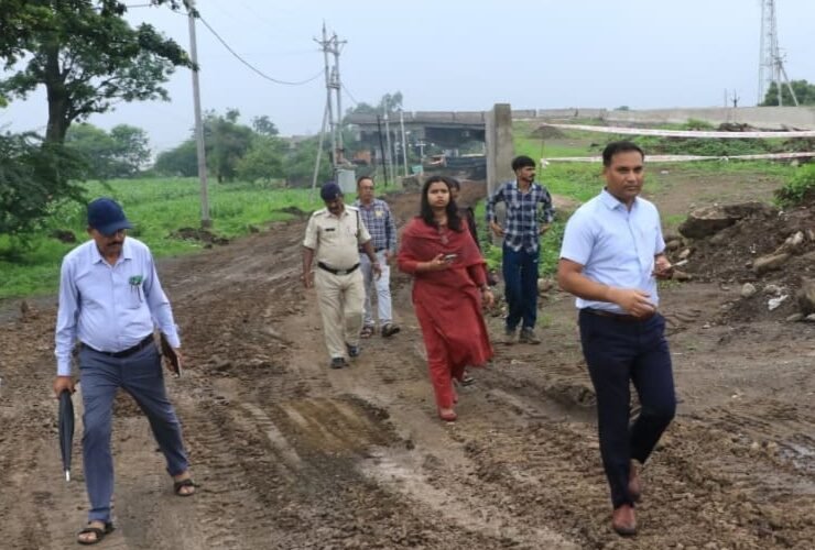 झाबुआ: रेलवे समपार दुर्घटना के बाद मौके पर पहुंचे कलेक्टर ने किया स्थल का निरीक्षण