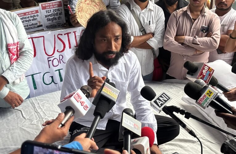 जेपीएससी परीक्षा विवाद पर छात्रों का सत्याग्रह नौवें दिन भी जारी, देवेंद्र नाथ महतो भूख हड़ताल पर बैठे