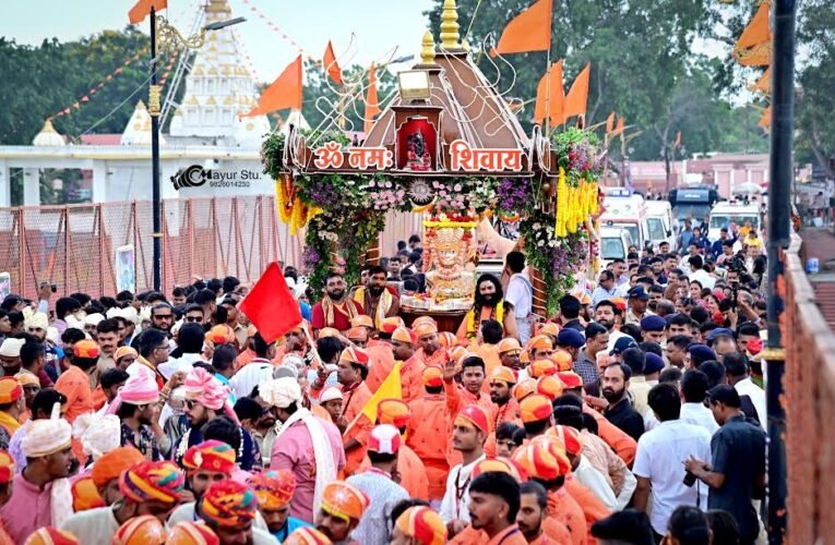 सावन के अंतिम सोमवार शिवमय हुआ दशपुर, शाही रथ पर सवार होकर नगर भ्रमण पर निकले बाबा पशुपतिनाथ