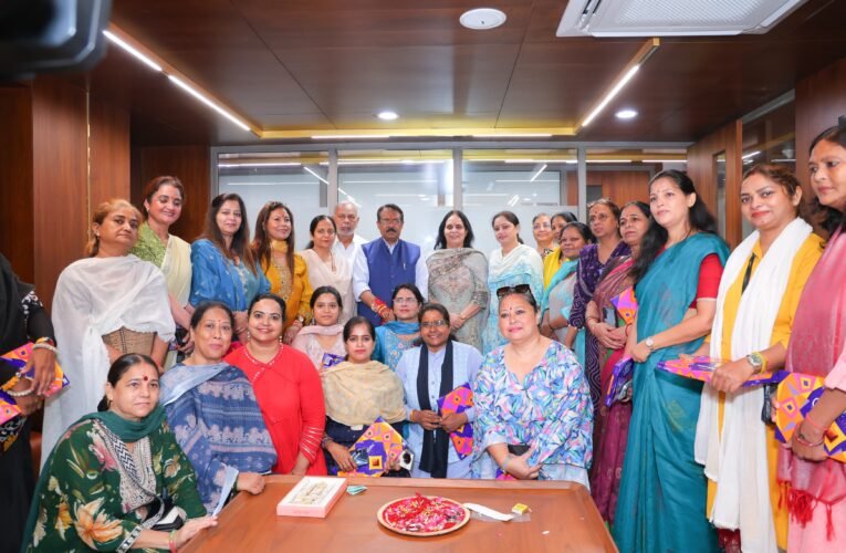 रक्षा बंधन पर दिल्ली भाजपा महिला मोर्चा पदाधिकारियों ने प्रदेश भाजपा अध्यक्ष को राखी बांध दीर्घायु की कामना की