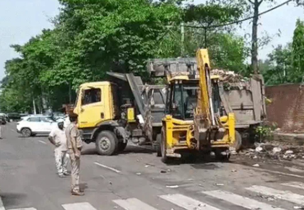 garbage-lifting-forcefully-ktl