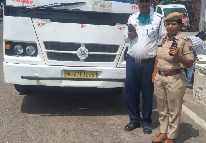 ओवरस्पीडिंग, ब्लैक फिल्म और मॉडिफाइड साइलेंसर पर चला ट्रैफिक पुलिस का डंडा