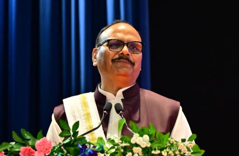 बहुत तेजी से तरक्की कर रहा उत्तर प्रदेश का वस्त्र उद्योग: ब्रजेश पाठक