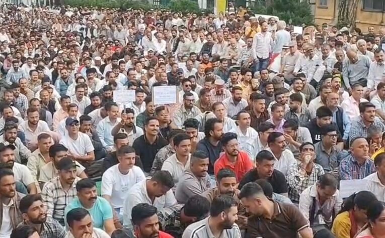 ओपीएस की मांग को लेकर शिमला में गरजे बिजली बोर्ड कर्मचारी, हड़ताल की चेतावनी