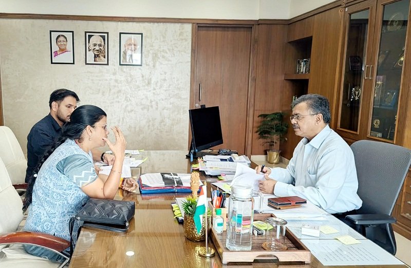 mp-cs-meet-chairperson-child-rights-protection-com