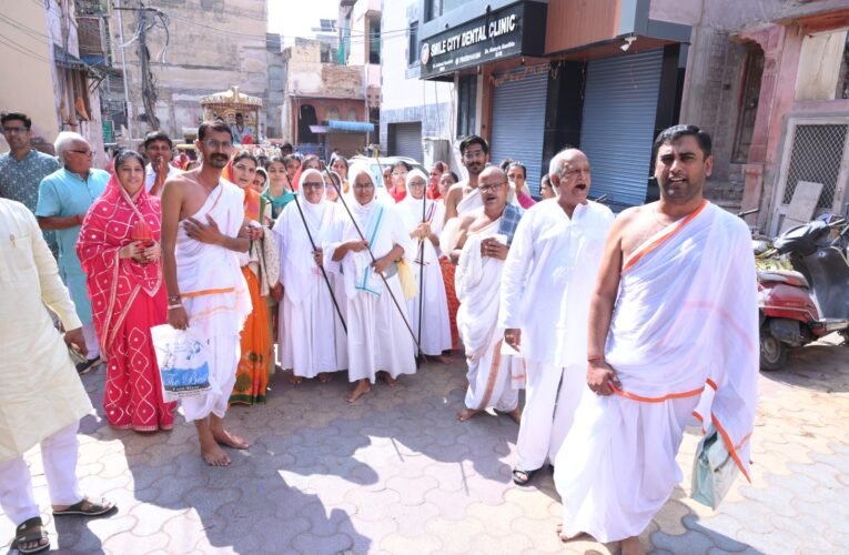 संवत्सरी पर्व पर निकला वरघाेड़ा, श्री आदिनाथ मंदिर और चिंतामणी मंदिर पहुंच साध्वीवृंद ने क्रिया में किया चैत्य वंदन