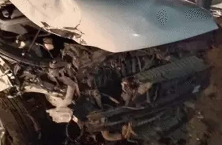 गलत दिशा से आ रही कार ने बाइक सवार परिवार को मारी टक्कर