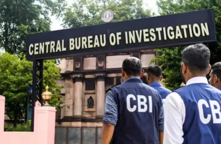 रिश्वत के आरोप में फरार आयकर अधिकारी की तलाश में सीबीआई की छापेमारी
