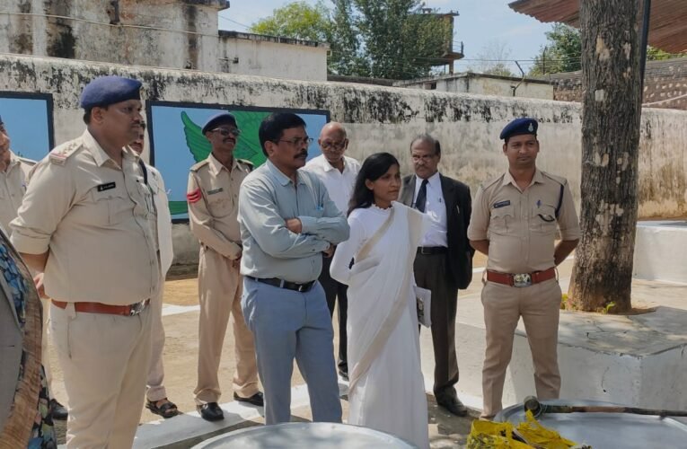 सूरजपुर जिला जेल का निरीक्षण कर बंदियों से संवाद, सुविधाओं का लिया जायजा