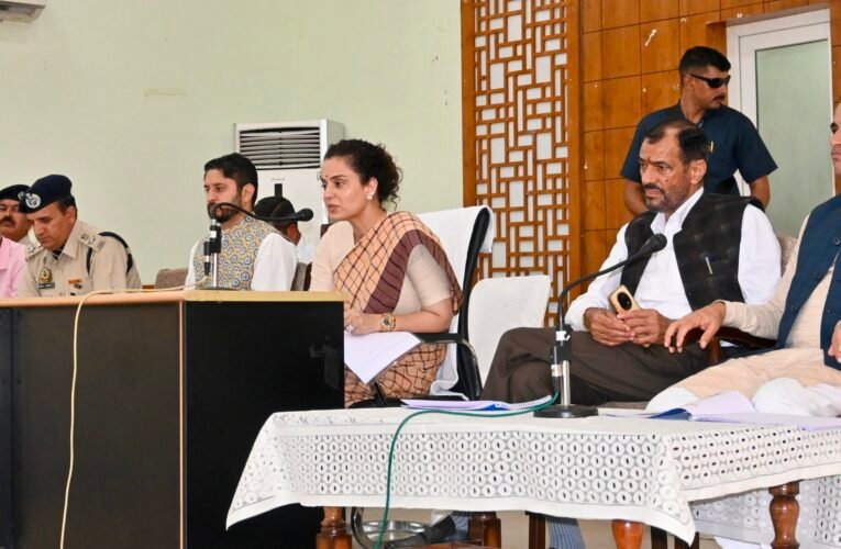 बढ़ते सड़क हादसों को रोकने के लिए जागरूकता अभियान में आधुनिक तकनीक का करें प्रभावी उपयोग : कंगना रनौत