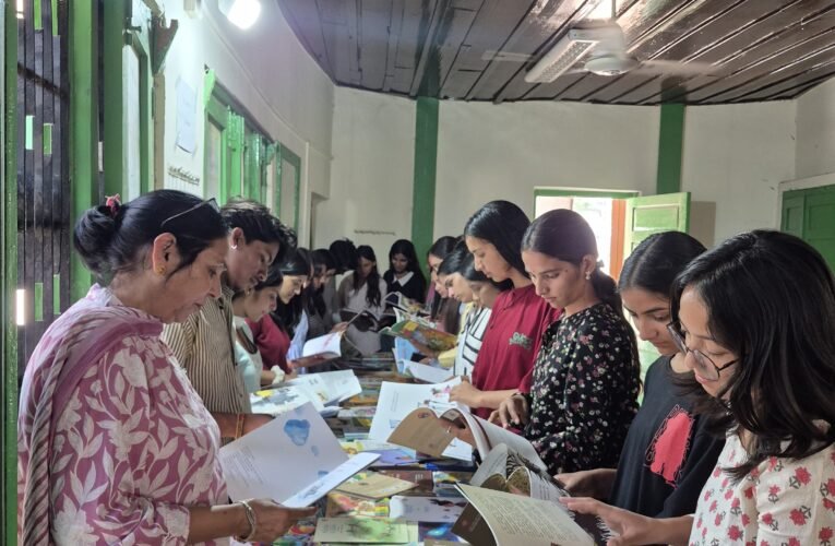पनारसा कालेज के छात्रों का एनबीटी बुक फेयर, जी.बी. पंत संस्थान एवं फ्लावर नर्सरी का शैक्षणिक भ्रमण