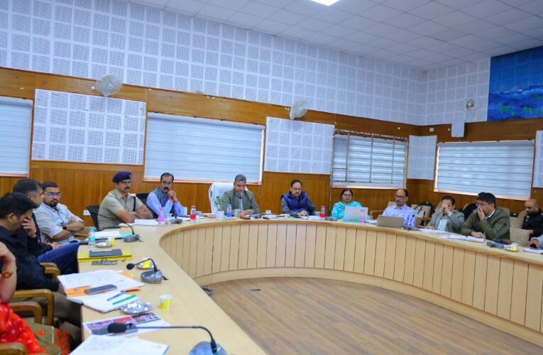 मुख्यमंत्री घोषणाओं को प्राथमिकता, शिकायतों के शीघ्र निस्तारण के निर्देश