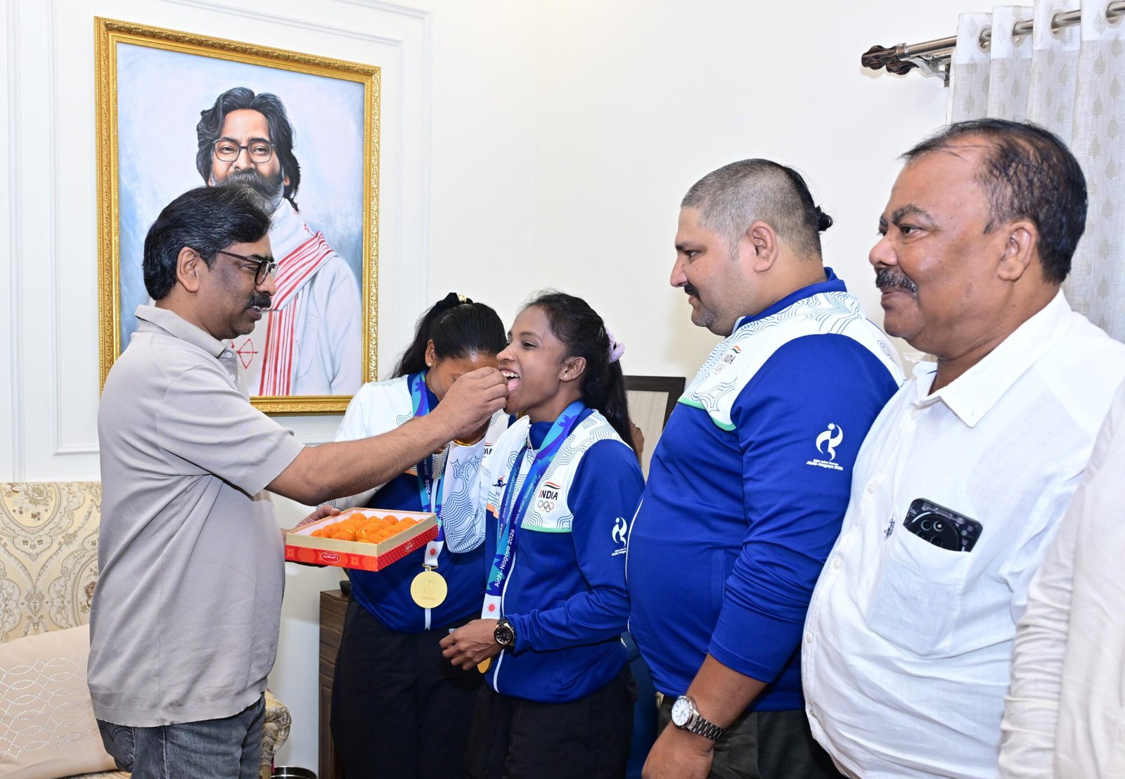 jh-asian-games-gold-medallists-met-cm
