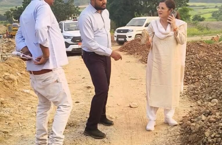 शंकरगढ़ में कलेक्टर का 10 घंटे का दौरा, खामियां मिलने पर रुकवाया सड़क निर्माण; आंगनबाड़ी कार्यकर्ता का मानदेय रोका