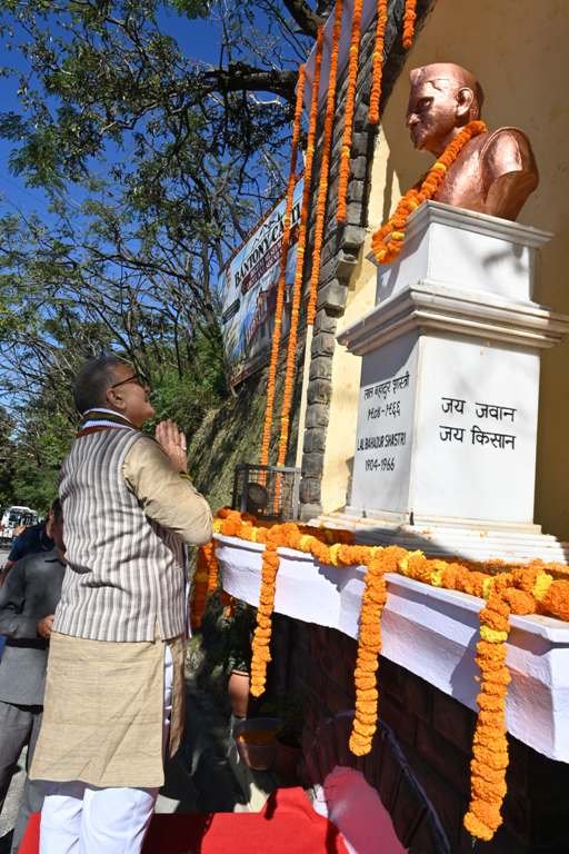 governor-tribute-gandhi-shastr