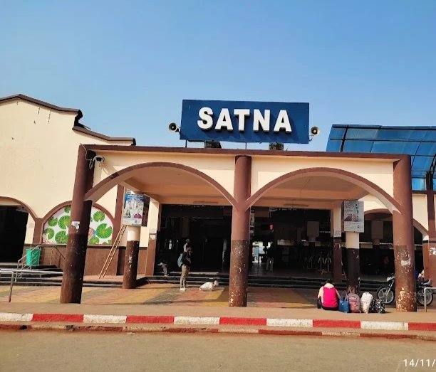 sat-rail-station-in-woman-dil-