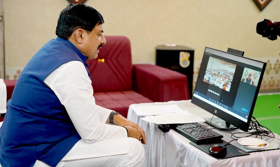 chief-minister-interacting-with-farmers-video-conf