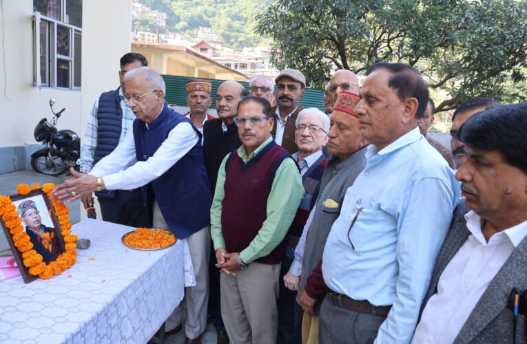 बिजली बोर्ड के पेंशनरों व कर्मचारियों ने याद किए चंद्र सिंह मंडयाल, दी श्रद्धांजलि