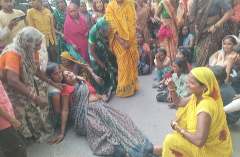हमीरपुर : फल विक्रेता की मौत पर भड़का आक्रोश, शव रखकर परिजनों ने कालपी स्टेट हाइवे पर लगाया जाम