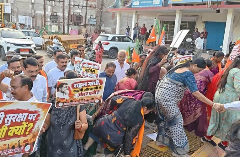 जेएनयू की छात्राओं से दुर्व्यवहार पर भड़का आक्रोश, भाजपा महिला मोर्चा का प्रदर्शन