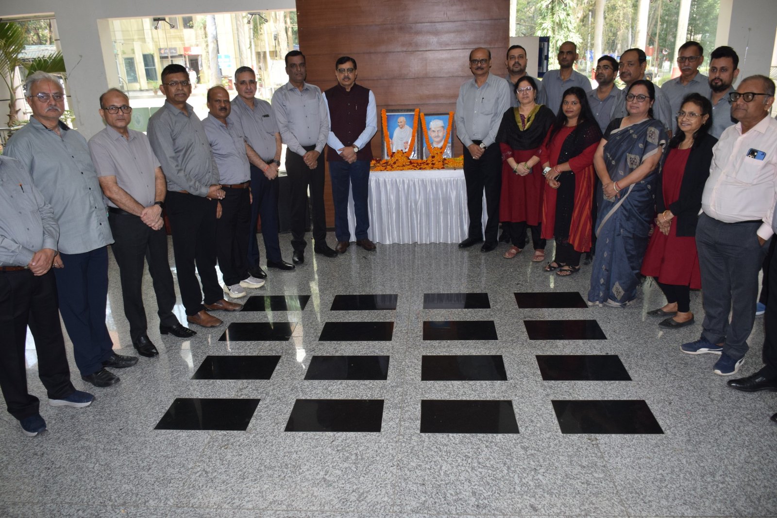 jh-tributes-paid-gandhiji-shashtriji-ccl-hq