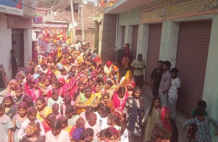 मां दुर्गा के जयकारों से गूंजा अमृतपुर, गाजे-बाजे के साथ निकली भव्य विसर्जन शोभायात्रा