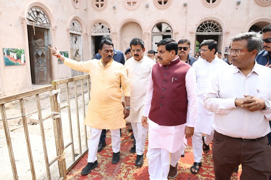 cm-inspected-construction-work-ahilyabai-holkar-me