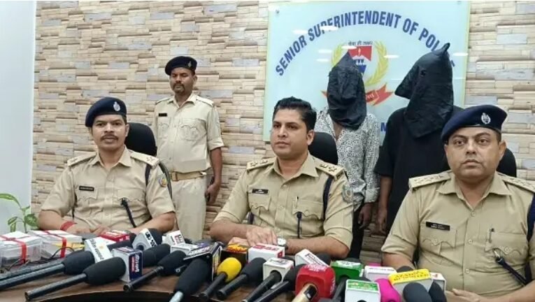 मोबाइल छिनतई करने वाले दो युवक गिरफ्तार, आईफोन और दो बाइक बरामद
